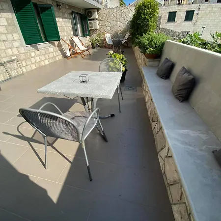 Adaleta Πανσιόν 2*